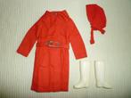 Vintage Barbie outfit  RED FOR RAIN  1971, Verzamelen, Kleertjes, Zo goed als nieuw, Verzenden