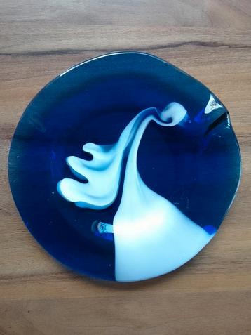 Blauw met wit glazen schaal, 27 cm diameter  beschikbaar voor biedingen