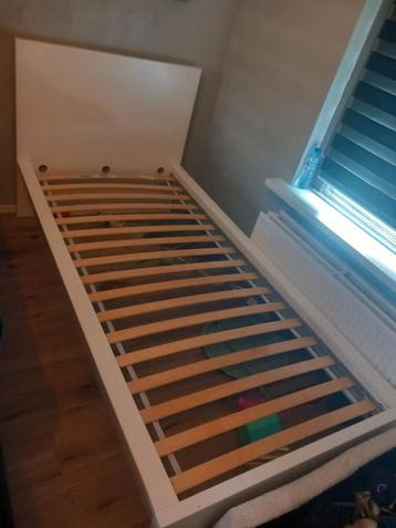 Gratis af te halen een persoons bed met lattenbodem ! 