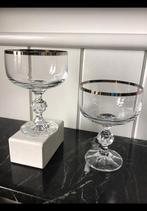 Twee glazen op voet + zilveren rand, wijnglas, champagneglas, Verzamelen, Glas en Borrelglaasjes, Ophalen of Verzenden, Overige typen