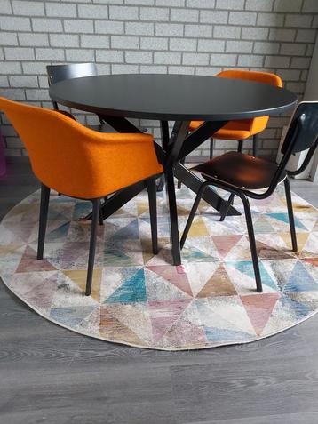 AANBIEDING RONDE TAFELS MET METALEN STERPOOT beschikbaar voor biedingen