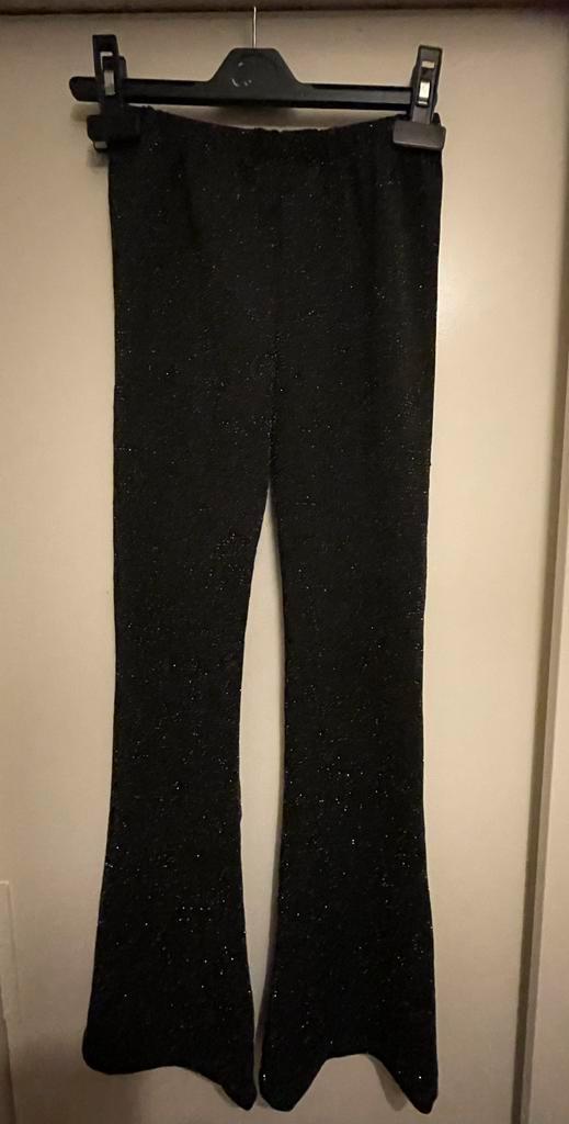 Zwarte flared broek met glitters, Kinderen en Baby's, Kinderkleding | Maat 146, Zo goed als nieuw, Meisje, Broek, Ophalen