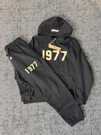 1977 essentials trainingspak - maat M hoodie en L broek, Kleding | Heren, Sportkleding, Maat 52/54 (L), Zwart, Ophalen of Verzenden