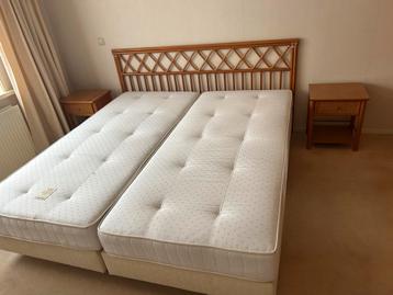 Tweepersoonsbed met nachtkastjes beschikbaar voor biedingen