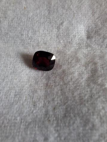 Aangeboden een natuurlijke Spinel, 1.11 karaat. 