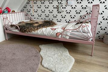 Roze bedframe beschikbaar voor biedingen