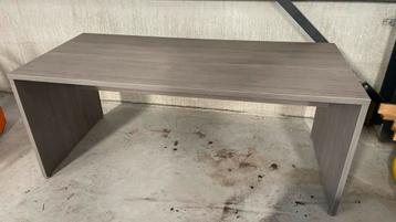 Bureau met kast beschikbaar voor biedingen