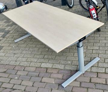 Gispen schooltafels verstelbaar in hoogte MOET WEG OP ZATERD