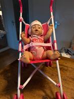 Leuke babypop in roze buggy, Ophalen of Verzenden, Gebruikt, Babypop