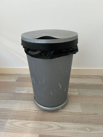 Vuilnisbak op wieltjes beschikbaar voor biedingen