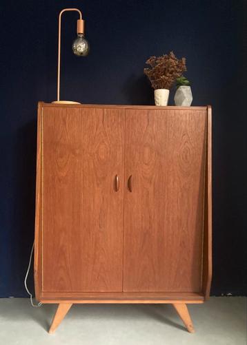 Deens vintage kastje jaren '60 beschikbaar voor biedingen