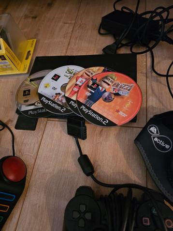 Playstation 2 met verschillende spellen en accessoires  beschikbaar voor biedingen