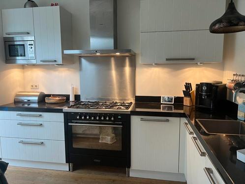 Witte hoekkeuken, composiet met magnetron, Huis en Inrichting, Keuken | Complete keukens, Gebruikt, Hoekkeuken, Wit, Kunststof