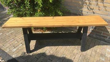 Lange houten bank – stoer en landelijk beschikbaar voor biedingen