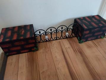 Halloween Decoratie: Beschilderde Dozen met Hekjes beschikbaar voor biedingen