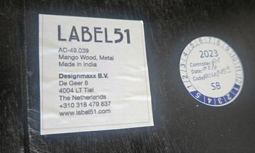 1 eettafel van 120 cm en 1 salontafel ovaal van 130 cm x 70 beschikbaar voor biedingen