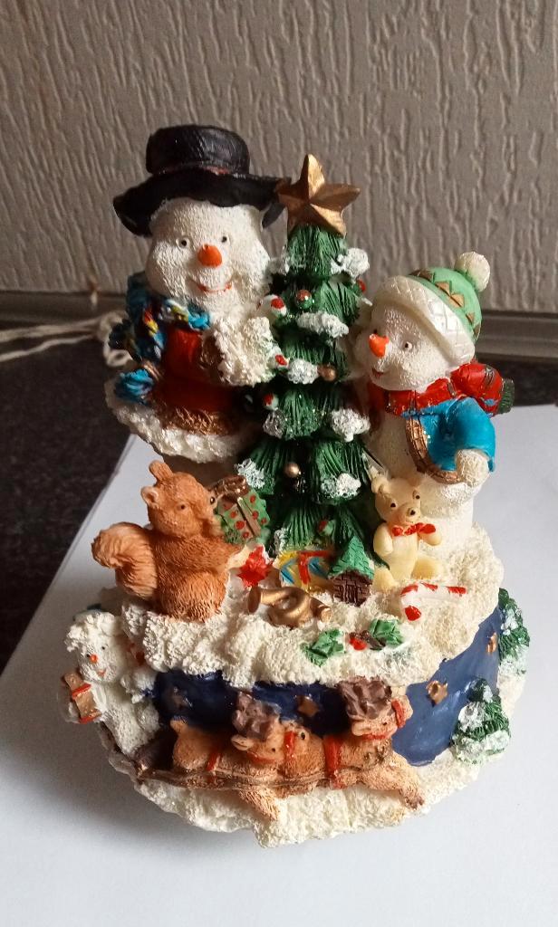 KERST: prachtig beeldje met sneeuwpoppen speelt stille nacht, Huis en Inrichting, Woonaccessoires | Overige, Zo goed als nieuw