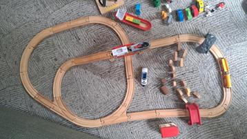 Houten treinspoor met veel accessoires  beschikbaar voor biedingen