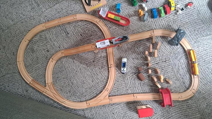 Houten treinspoor met veel accessoires, Kinderen en Baby's, Speelgoed | Houten speelgoed, Zo goed als nieuw, Ophalen of Verzenden