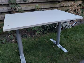 Gispen bureau met slinger - wit blad met grijs - vintage beschikbaar voor biedingen