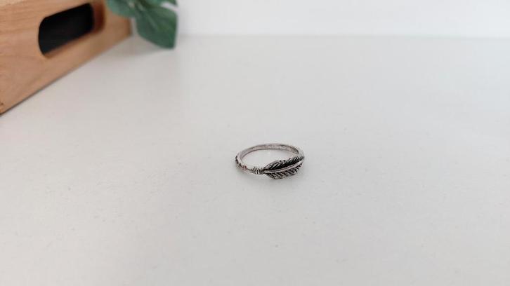 Ring met veer, Sieraden, Tassen en Uiterlijk, Ringen, Zo goed als nieuw, Dame, Zilver, Zilver, Ophalen of Verzenden