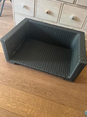 Kunststof hondenmand voor buiten (of binnen) beschikbaar voor biedingen