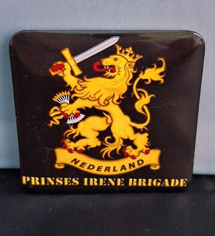 Prinses Irene Brigade magneet, Verzamelen, Militaria | Algemeen, Landmacht, Embleem of Badge, Nederland, Ophalen of Verzenden