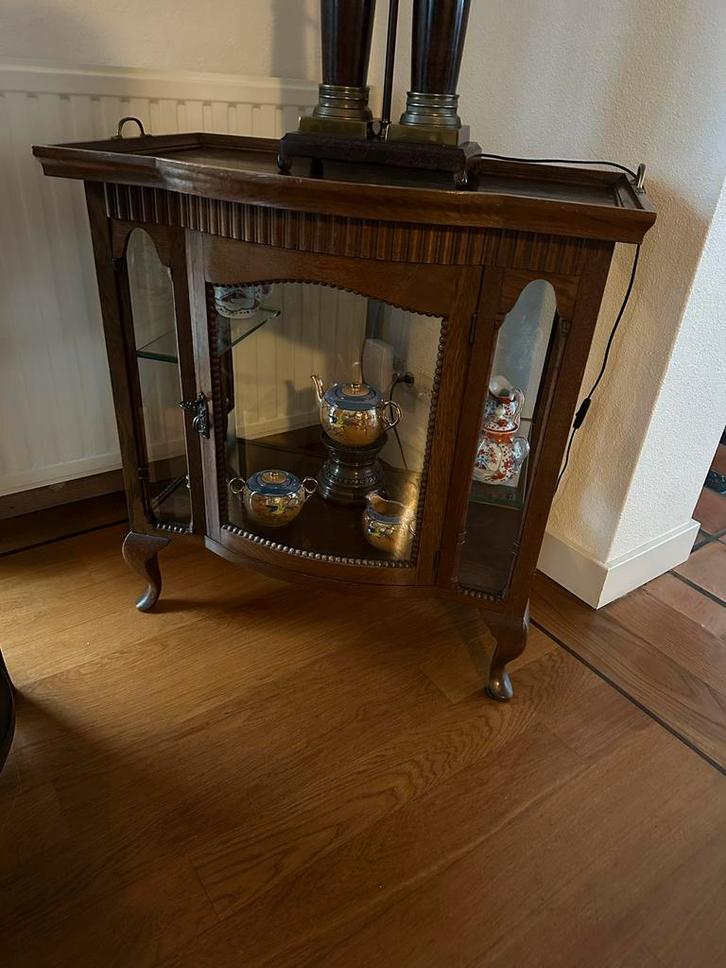 Antieke (thee) vitrinekast met glazen deuren, Huis en Inrichting, Kasten | Vitrinekasten, Gebruikt, Minder dan 100 cm, Minder dan 50 cm