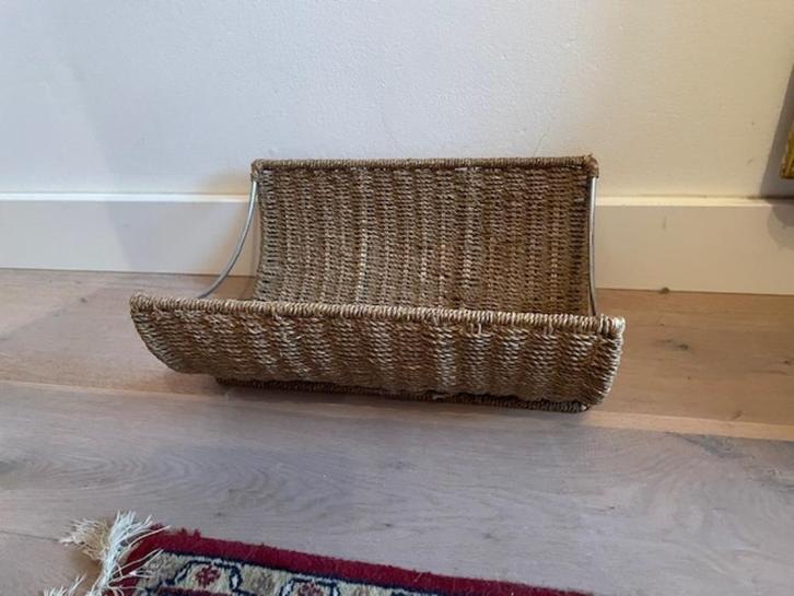 Mooie rotan / rieten lectuurbak / krantenbak. Als nieuw., Huis en Inrichting, Woonaccessoires | Krantenbakken en Lectuurbakken