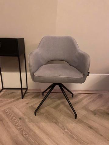 Eetkamer stoelen met beschadiging in het leer beschikbaar voor biedingen