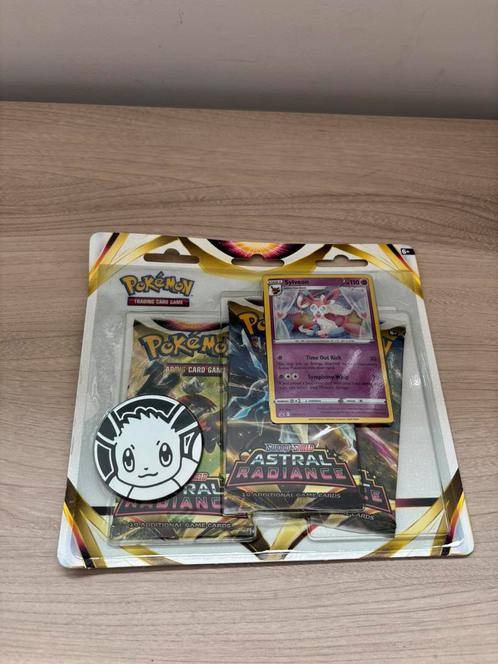 Pokemon Astral Radiance 3-Pack Blister Sylveon, Hobby en Vrije tijd, Verzamelkaartspellen | Pokémon, Nieuw, Ophalen of Verzenden