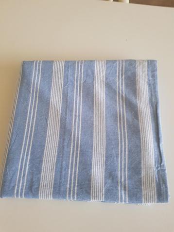 Nieuw blauw wit gestreept tafellaken of plaid. beschikbaar voor biedingen