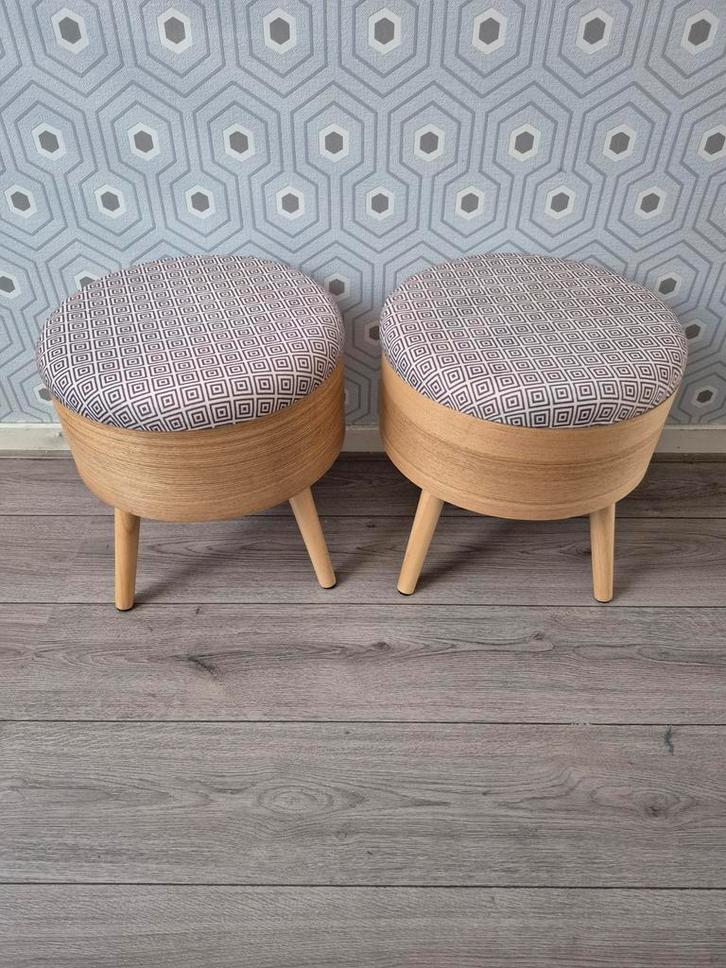 Set van 2 houten krukjes met opbergruimte, Huis en Inrichting, Krukjes, Zo goed als nieuw, Hout, Ophalen