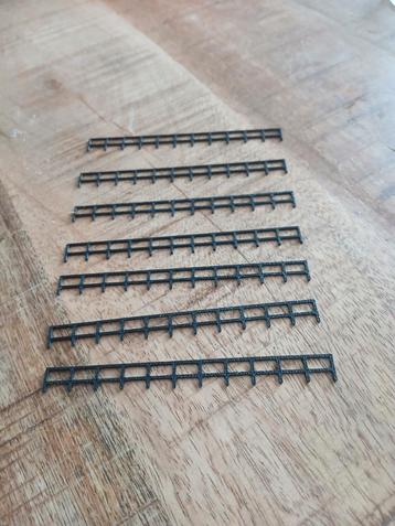 Lage hekjes zwart h0  beschikbaar voor biedingen