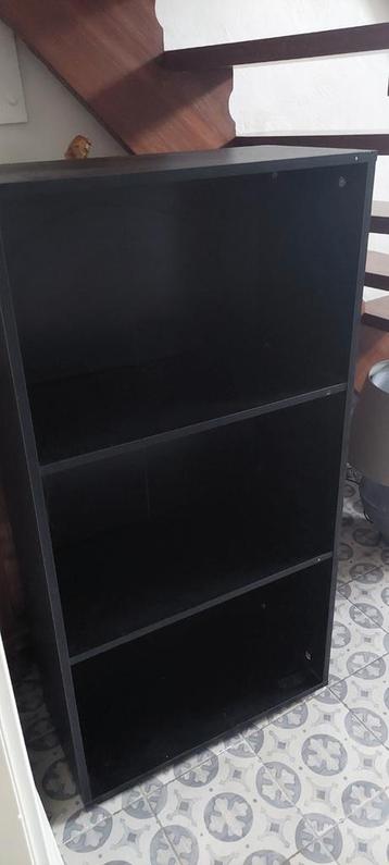 Leuk boekenkastje beschikbaar voor biedingen