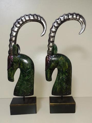 2x metalen beelden "Steenbokken" beschikbaar voor biedingen