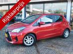 Toyota Yaris 1.3 VVT-i Aspiration Automaat (bj 2016), Auto's, Gebruikt, Euro 6, 4 cilinders, Bedrijf