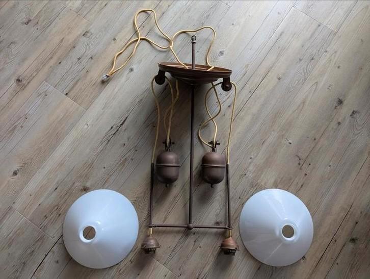 Verstelbare hanglamp messing (met 2 kappen melkglas), Huis en Inrichting, Lampen | Hanglampen, Gebruikt, 75 cm of meer, Glas, Metaal