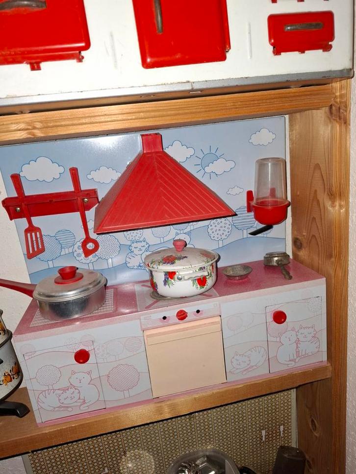 Leuk rood keukentje in goede staat, Kinderen en Baby's, Kinderkamer | Commodes en Kasten, Zo goed als nieuw, Kast, Minder dan 90 cm