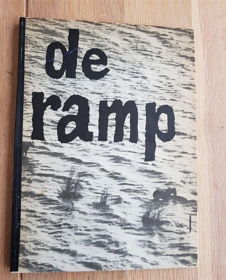 J054 De Ramp, met landkaart, verkleurd kaft, Boeken, Geschiedenis | Stad en Regio, Gelezen, Ophalen of Verzenden