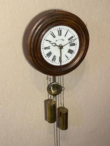 Schoolklokje met bel beschikbaar voor biedingen