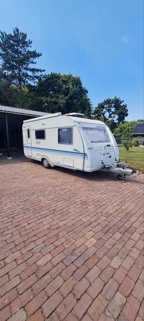 Adria Adora 482ps - 2006 - Nette caravan!, Caravans en Kamperen, Caravans, Particulier, tot en met 4, 1000 - 1250 kg, Rondzit