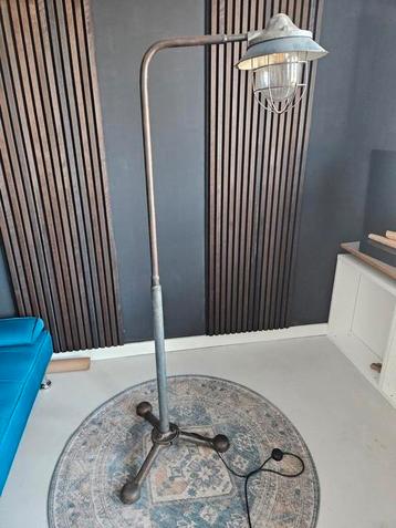 Robuuste unieke vloerlamp. beschikbaar voor biedingen