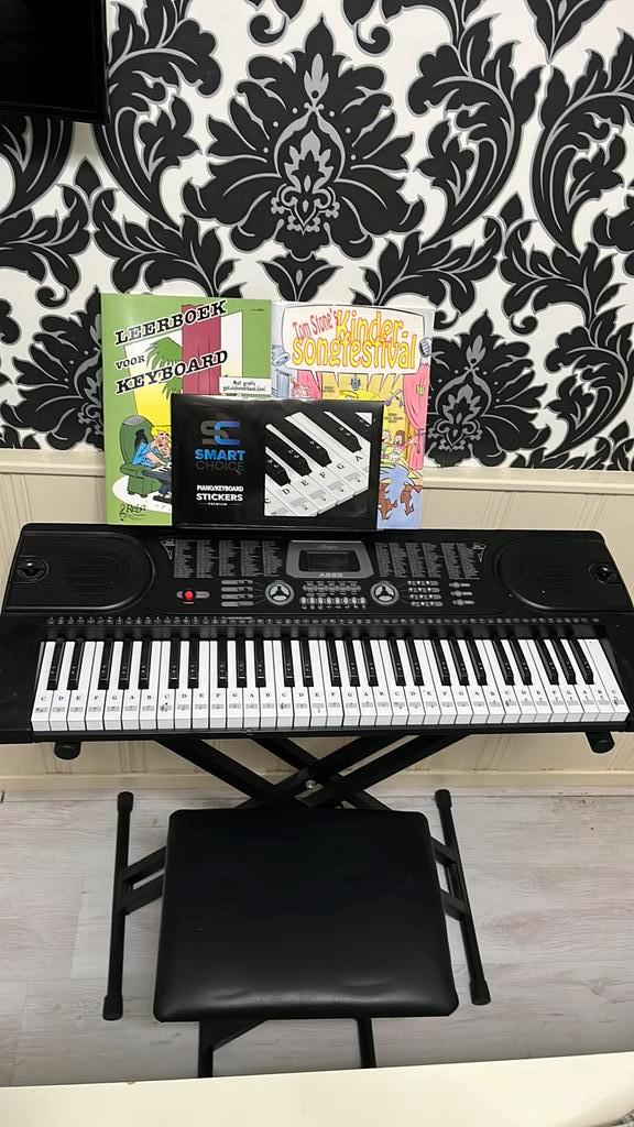 Keyboard met extra”s, Muziek en Instrumenten, Keyboards, Zo goed als nieuw, 61 toetsen, Overige merken, Met standaard, Ophalen