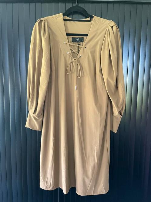 Stijlvol jurkje travel stof Mooij Camel M -nieuw-, Kleding | Dames, Jurken, Nieuw, Maat 38/40 (M), Bruin, Knielengte, Verzenden
