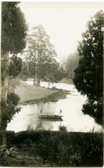 0B3 Ned. Indië ? Twee mannen met Boot op rivier FOTO, Verzenden, Voor 1940, Foto