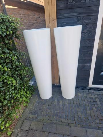 2 Hoge Witte Plantenbak Zuilen 131cm hoog beschikbaar voor biedingen