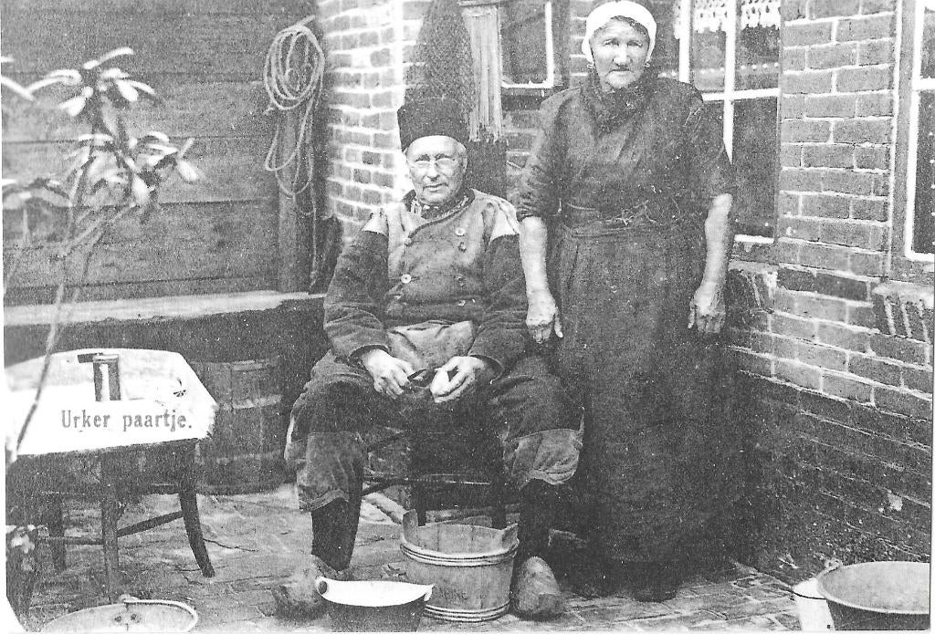 AK Urk - Urker paartje, Verzenden, 1940 tot 1960, Ongelopen, Flevoland