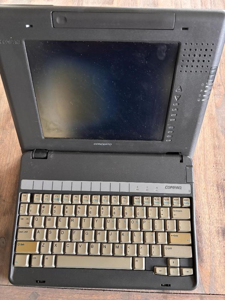 Te koop 2 Compaq Concerto’s met 2 docking stations, Computers en Software, Vintage Computers, Ophalen of Verzenden