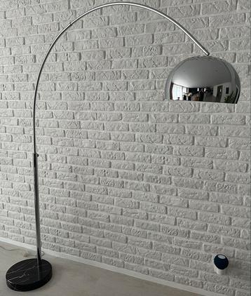 Elegante Booglamp met Marmeren Voet beschikbaar voor biedingen
